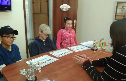 התלמידים שנבחרו למועצת התלמידים של בית הספר יושבים באספה עם המנהלת