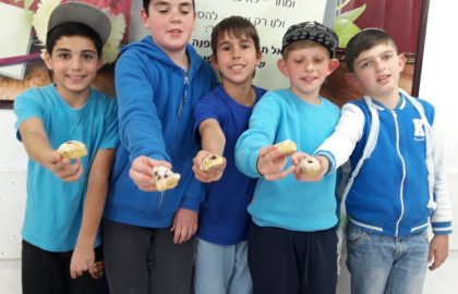 ילדי כיתה ה' הכינו אוזני המן לכבוד חודש אדר