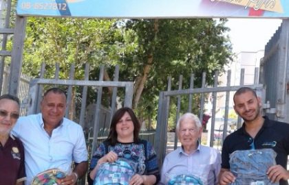 ביה"ס עילית שובו מורות ותלמידים מודה לארגון הבונים החופשיים ומר רמו ברגיג מנהל רובע א' על הענקת ילקוטים לילדי עולים בבית הספר.