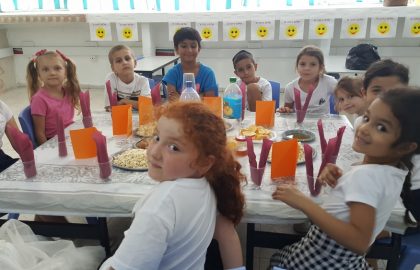 כיתה א' חוגגת ערב ראש השנה עם המורה ברוריה אכלנו מסימני ראש השנה נהננו מאד!