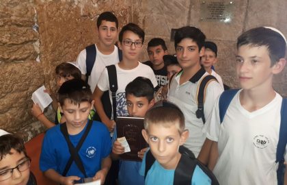 ילדי כיתות ה'- ח' יצאו לסיור בירושלים לתפילה ליד הכותל המערבי נהנו מאד!