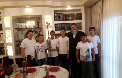 כיתה ח1 חגגה בסוכות בבית המורה הרב צלניקר