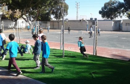 ילדי בית הספר נהנים מהחצר החדשה