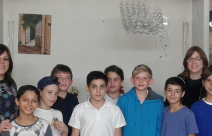 כיתה ו' 1 חגגה בבית המורה שרה בחג החנוכה נהננו מאד!