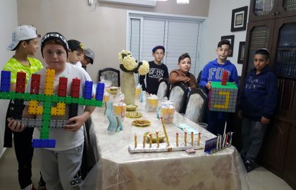 כיתה ה' בביקור חג בביתה של המורה חיה בחנוכה!