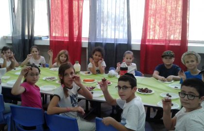 כיתה ד' עורכת שולחן סימני ראש השנה.