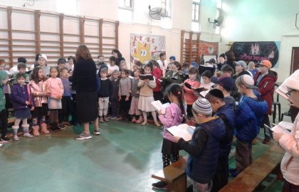 התכנסנו באולם לשירת הלל ביחד לכבוד ראש חודש