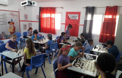 כיתה ד'1+ד'2 משחקים בשחמט בערכות החדשות שקבלנו בתחרות .ראו איזה כבוד הדדי ,תענוג!!!