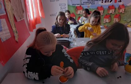 כיתה ד'2 מכינה סידורי פרחים לטו' בשבט.