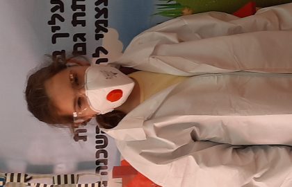 תודה לאבא של סיגל סמסונוב שלימד אותנו על יצור טילי חץ ניסינו להיכנס לחליפות המגן של העובדים ביצור טילי החץ לאחר הרצאה מרתקת.