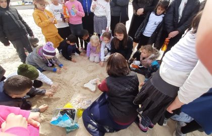 יצאה לכבוד ראש חודש הילדים הכינו שעונים מחול בחוף הים לכיתה. הילדים נהנו מאוד!!!