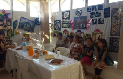 ילדי ביה"ס מתארחים בסוכה בבית המורה