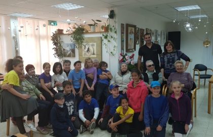 כיתה ד' חגגה מסיבת חנוכה בבית האבות