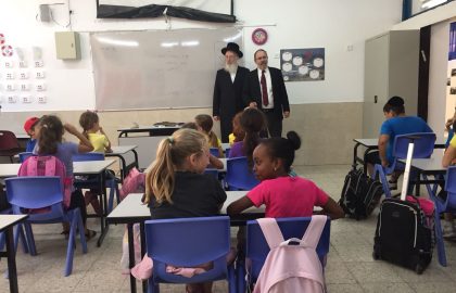 ביקור חבר כנסת הרב ישראל אייכלר בכיתות ביה"ס