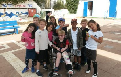 שמחנו עם אריאל פלפיי תלמיד כיתה א' ששבר את הרגל ובא לבקר את כיתה א'