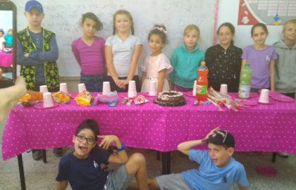 מזל טוב לליזי מכיתה ד' ליום הולדתה עד מאה ועשרים כל הכיתה חגגה איתה !