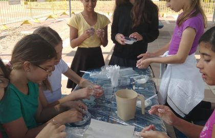 כיתה ה'ו' בשיעור מדעים -התלמידות התנסו ובדקו את מצבי הצבירה השונים של הקמח.