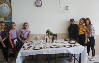 כיתה ו'2 עורכת שולחן חגיגי לכבוד החג.