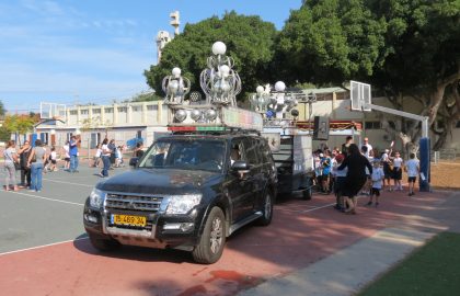 לכבוד חג שמחת תורה חגגנו ושמחנו בתהלוכת לפידים .בשירה ובריקודים .