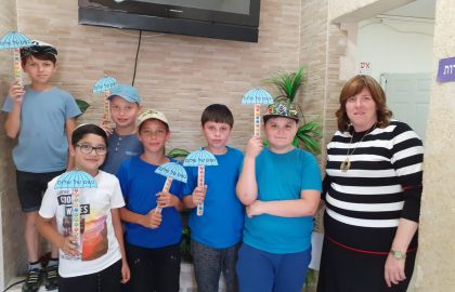 בכיתה ה'1 פתחנו במבצע "גשם של שלום" להרבות אהבה בין חברים .התלמידים יצברו טיפות על כל התנהגות טובה בחברה , חודש נעים שמח וחברותי