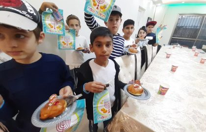 כיתה ד'1 חוגגת מסיבת חנוכה בביתה של המורה חיה. קיבלנו סופגניות אכלנו פיצות היה נפלא!