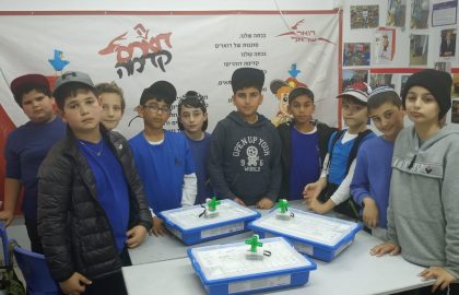 שיעור קוד-רובוטיקה כיתה ד'1 יוצרת טכנולוגיה חדשה .למדנו להיות מתכנתים בשיעור קוד עם המורה חני .