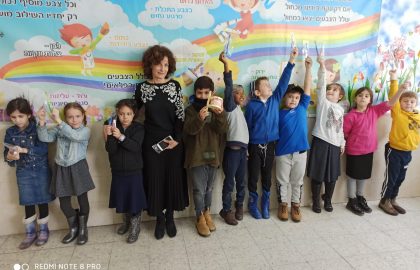 תודה מיוחדת  לסבתא של גד ונאיה רופאת שינים באשדוד מסרה לתלמידי כיתה ב' על בריאות השן .