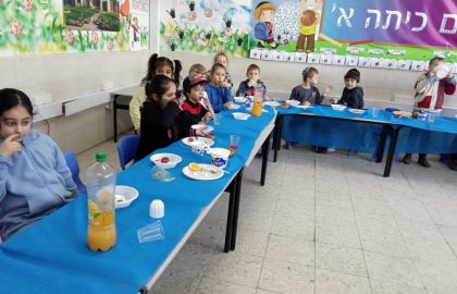 ארוחה משותפת בריאה בכיתה א'- במסגרת חינוך לתזונה נכונה "לאכול בריא להיות בריא" תודה להורים המדהימים שהשתתפו בארוחה עם כל הלב!