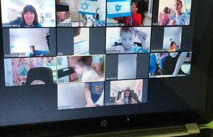 כך ניראה שיעור מלאכה בזום כל ילד כולל המורה הכינו דגל ישראל. היתה חויה מהנה .האמת הפתעה גם לי להירתמות של ההורים והיצירתיות. אדל ניוטו הכינה דגל מבצק סוכר צאלה הכינה דגל מקיסמי שיניים.