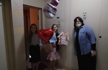 בת מיצוה לפולינה -חגגנו לפולינה בת מיצוה עם מצגת ברכות מדהימה מהצוות שלנו דרך הזום ונשלחה מתנה לביתה מהמנהלת והמורה שושי.