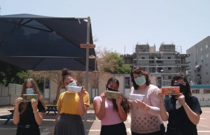 המורה שושי והבנות שמחו להפגש אמיתי! לא וירטואלי!  ההצעה של המורה היתה לשמור 2 מטר מרחק מהשוקולד