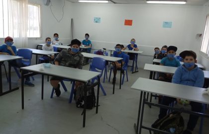 ילדי כיתה ד' חזרו לשיגרה יושבים בכיתה עם מסכות על הפנים.