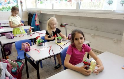 כיתה א' סיימה את המלאכה בדיוק בזמן לכבוד חג השבועות !פרחים ולבבות. כל הכבוד לילדים עבודה מדויקת עם המון סבלנות כך אנחנו מפתחים מוטוריקה עדינה.