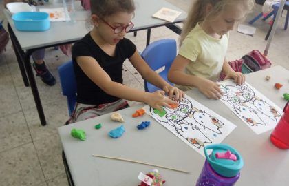 היום היינו יצירתיים -פלסטלינה שיפוד וציור. קיבלנו יצירות אומנות ועל הדרך אנחנו מקדמים מוטוריקה עדינה. מומלץ לנסות גם בבית.