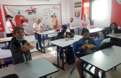 לכבוד ראש חודש כסליו חילקנו  לילדים פיצה חודש טוב ומבורך!
