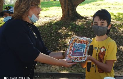 מזל טוב לדניאל פרסיץ מכיתה ה'1 התאספנו בשטח פתוח לחגוג לדני  תודה למורה חיה על העוגה המושקעת.