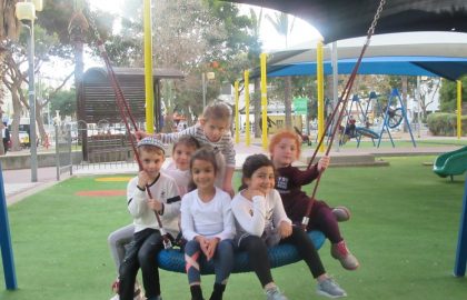 התלמידים בכיתה א' מטיילים עם המורה בגינה ומשחקים בהנאה!