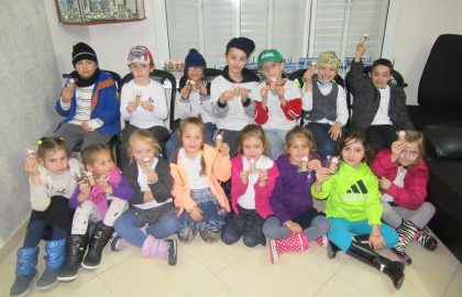 מסיבת חנוכה בכיתה א' אצל המורה חני