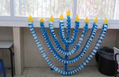 כיתה ג' הכינה חנוכית ענק חנוכייה שלאהבה ושלום כל הילדים השתתפו בהכנה – מוזמנים לראות ולהתלהב.