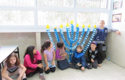 כתה ג' הכינו חנוכיה של אהבה ושלום, כל הילדים השתתפו בהכנה – מוזמנים לראות ולהתלהב