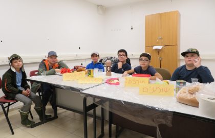 בשיעור מדעים למדנו על אבות המזון לפי הפירמידה הבנו סלט טעים ובריא