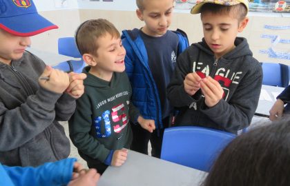 שיעור מדעים בכיתה ג'- נושא תכונות האבנים הילדים בניסוי