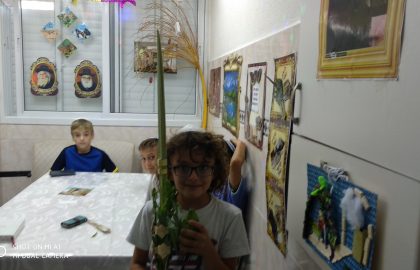 כיתה ה' בנים חוגגת את חג סוכות בסוכה הנפלאה של המורה חיה.