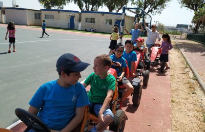 במסגרת השבוע באנגלית שלנו שחקנו משחק על כללי זהירות ברכיבת אופנים.-והכל באנגלית!ולסיום -למחרת קיבלנו קרטינג ליישם את כללי הרכיבה שלמדנו.