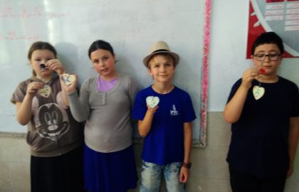 במסגרת השבוע באנגלית שלנו עשינו יצירה באנגלית הילדים קיבלו מחזיקי מפתחות ולפי מצגת שהנחתה אותם באנגלית קישטו את המחזיק