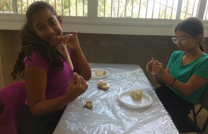 כיתה ו'2 מכינה חלות לשבת.