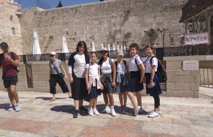 כיתה ו'2 מתפללת בכותל!
