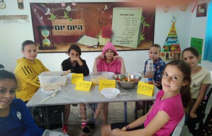 כיתה ה'2 מכינה ארוחה עם כל אבות המזון שלמדו בשיעור מדעים.