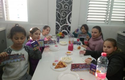 מסיבת חנוכה לכיתה ה'2 בביתה של המורה חוי
