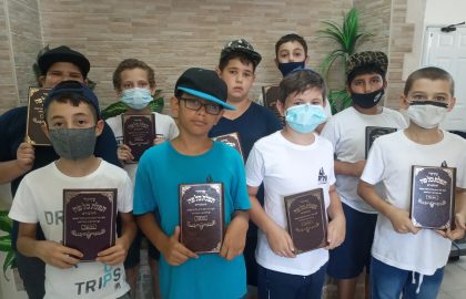 כיתה ה' 1 קיבלה סידורים מתנה מהמנהלת לכבוד התקופה הקרובה שהילדים מתפללים בבית .